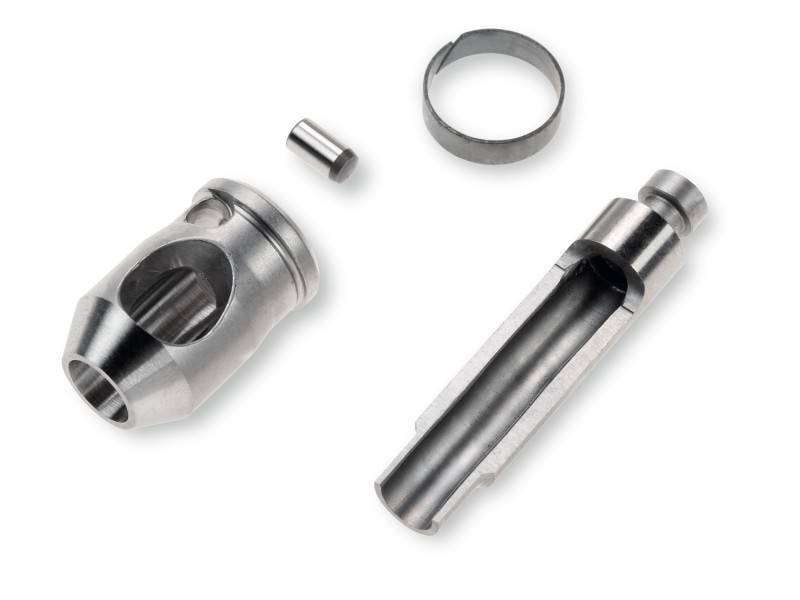 Metalldelar av en maskindelkomponent, inklusive ett cylindriskt hölje, en liten pinne och en ring.