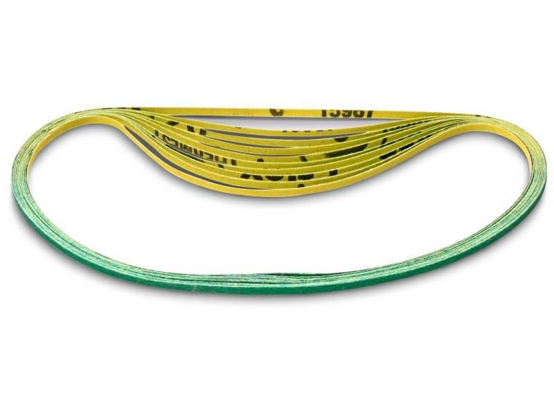 En hög med slipband i gul och grön färg på en vit bakgrund.