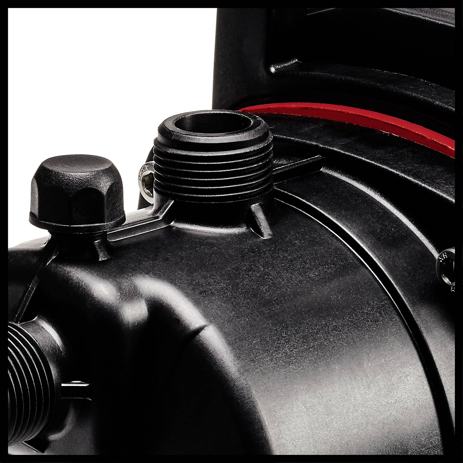 Närbild av en svart vattenpump med synliga anslutningar och ett rött tätningselement. Fokus på komponenternas funktionalitet.