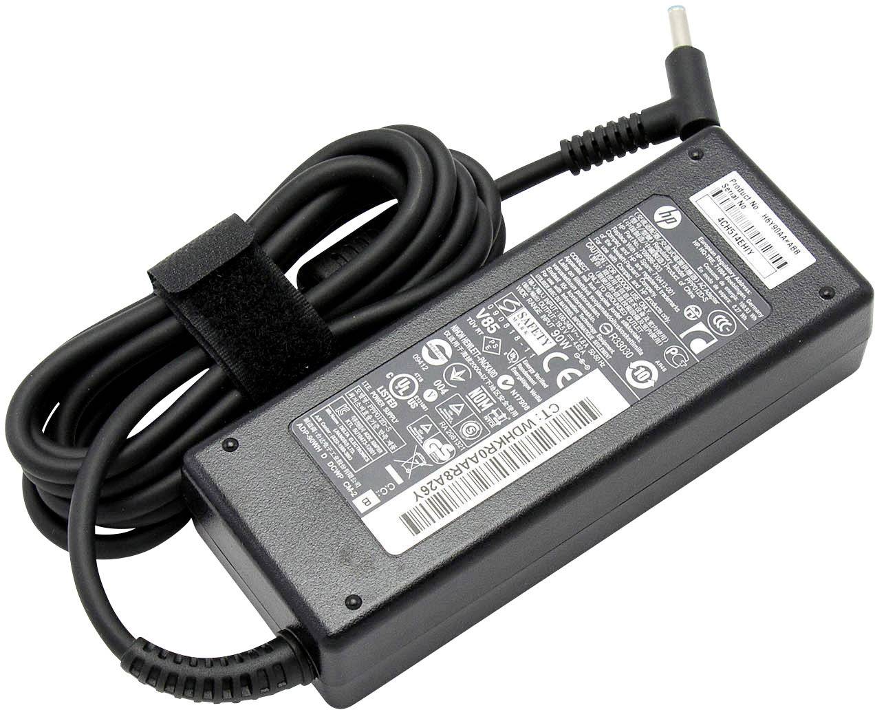 Ett svart laptopladdare med kabel. Den har olika tekniska specifikationer och symboler på ytan.