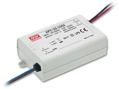 En rektangulär elektronisk enhet med kabelanslutningar. Den visar tekniska specifikationer, bland annat modell 'APC-25-1050'.