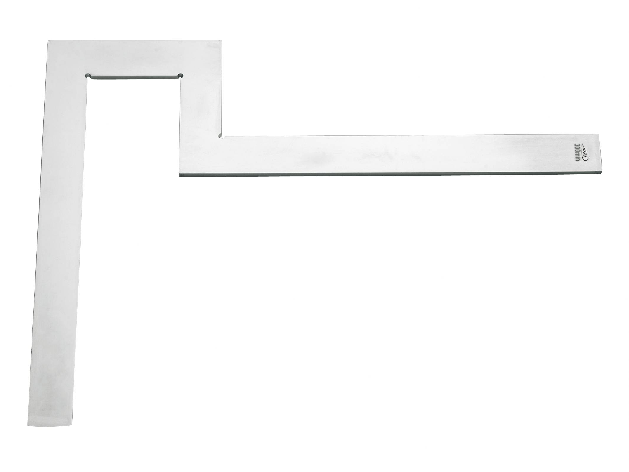 Ett silverfärgat snickarvinkeljärn med L-form, som används för att mäta och markera räta vinklar på trä eller andra material.