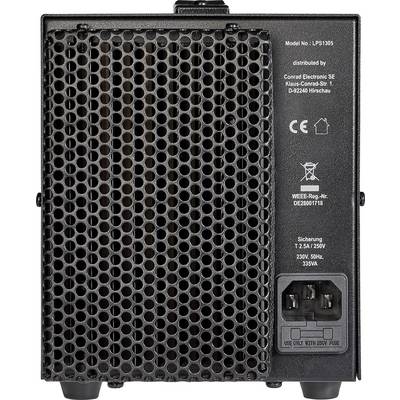 Baksidan av en elektronisk enhet med ventilationsgaller, modell- och säkerhetsinformation; nätströmbrytare och kabelanslutning längst ner.