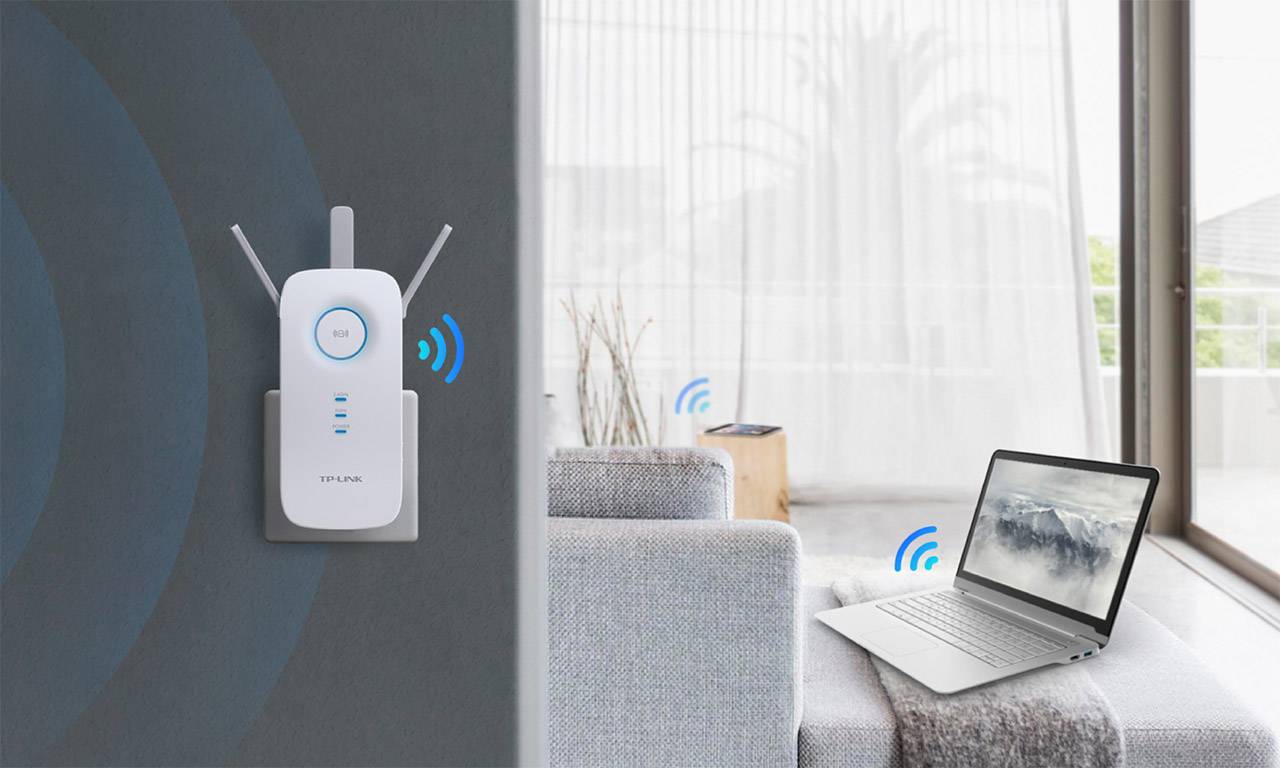 En WLAN-repeater förstärker signalen till en bärbar dator i vardagsrummet. Den bärbara datorn visar internetaktivitet medan den står på ett bord.