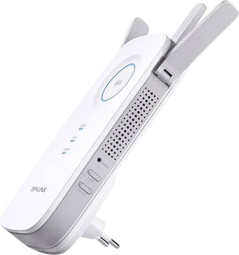 WLAN-repeater med två antenner, vitt hölje och vägguttag, används för att utöka WiFi-räckvidden inomhus.