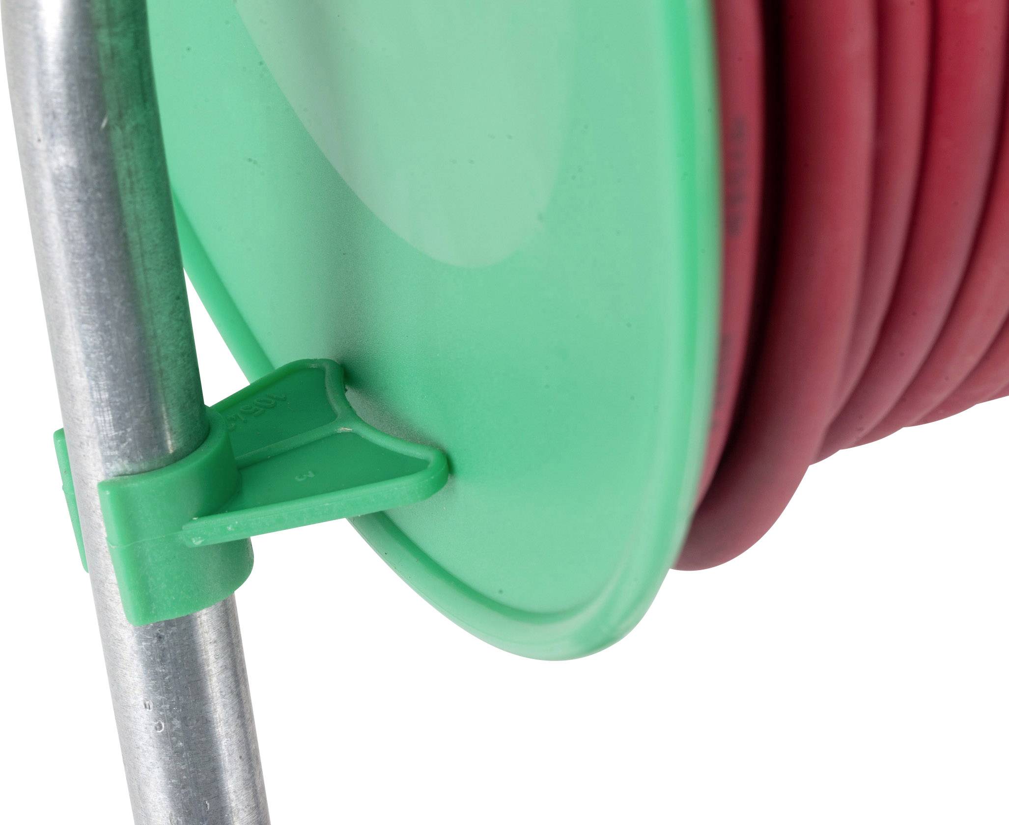 Närbild av en röd kabelrulle med grönt plastskydd, monterad på ett metallstativ.