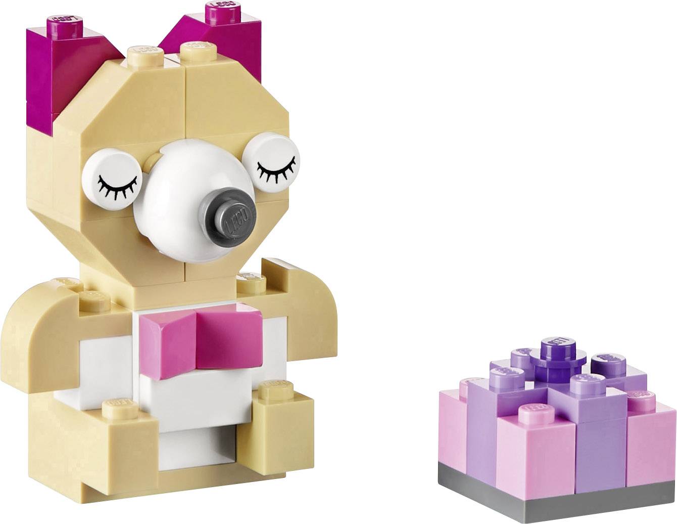 En björn byggd av klossar i beige och rosa, med slutna ögon, står bredvid en liten lila-rosa present gjord av stenar.