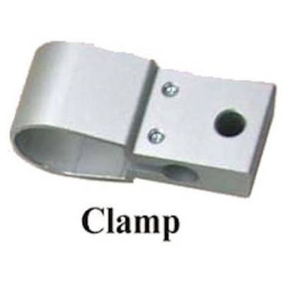 En silverfärgad klämma med två skruvar för fastsättning och ett hål för en stång eller ett rör. Under finns texten 'Clamp'.