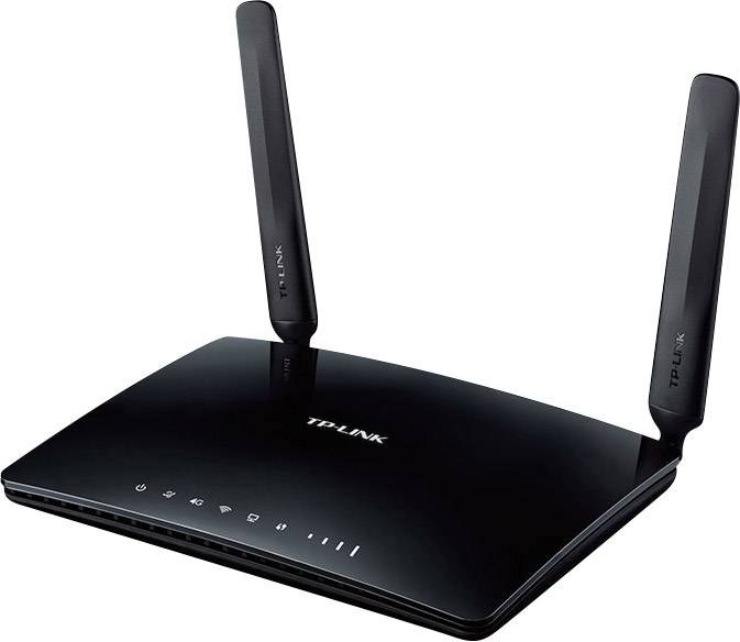 En svart router med två antennerer, märkt som en TP-Link-modell. Lämplig för att förbättra internetanslutningen.