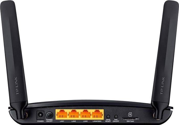 WLAN-router med två antenner, baksida med fyra LAN-portar, en WAN/LAN-port, strömknapp och återställningsknapp, SIM-kortplats.