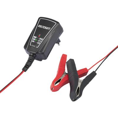 En batteriladdare från märket Voltcraft med en nätkabel och två färgade klämmor, röd och svart, för anslutning till batteripolariteter.
