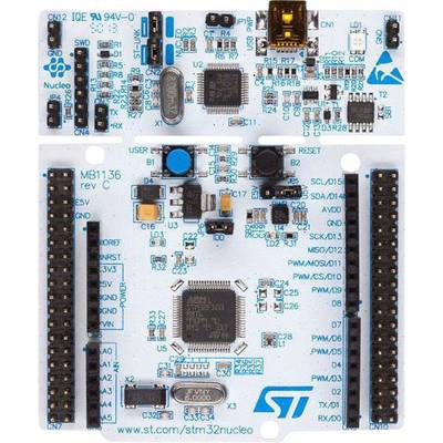 Mikrocontrollerkort med talrika anslutningar och komponenter. Central chip, LED-indikatorer och USB-port för utvecklingsändamål.