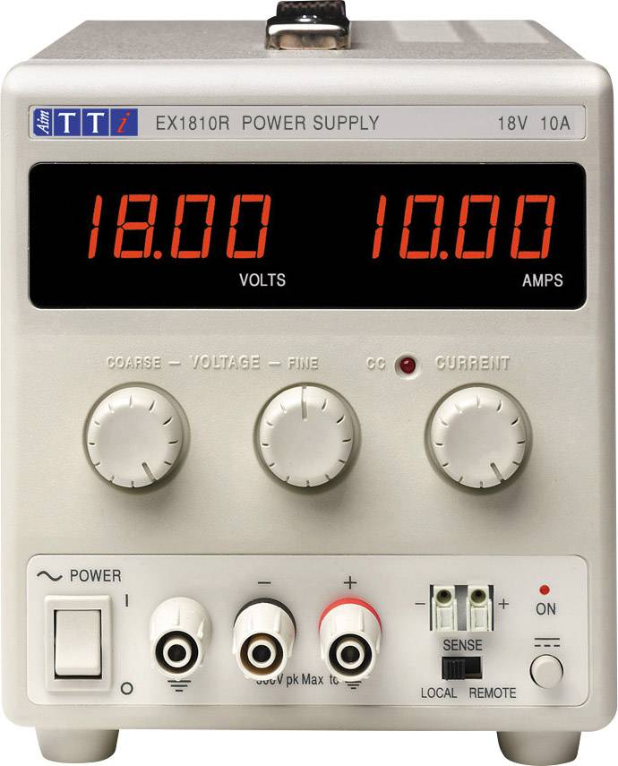 Ett laboratorienätaggregat med digitala displayer visar en spänning på 18,00 volt och en ström på 10,00 ampere.