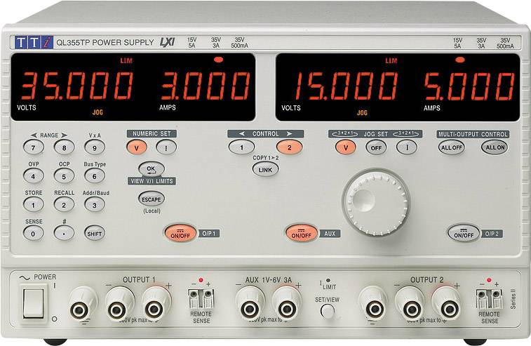 Laboratoriespänningsaggregat med digital display visar tre spänningar: 35.000, 3.000 och 15.000 volt. Användargränssnitt med flera knappar.