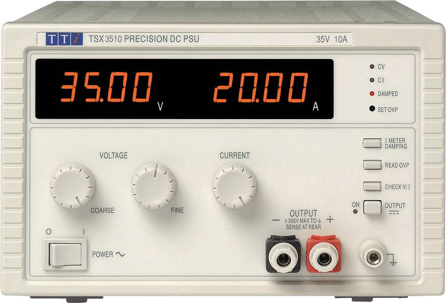 Ett digitalt laboratorieströmförsörjningsaggregat visar 35,00 volt och 20,00 ampere. Frontpanelen har knappar för spänningsinställning och olika anslutningar.
