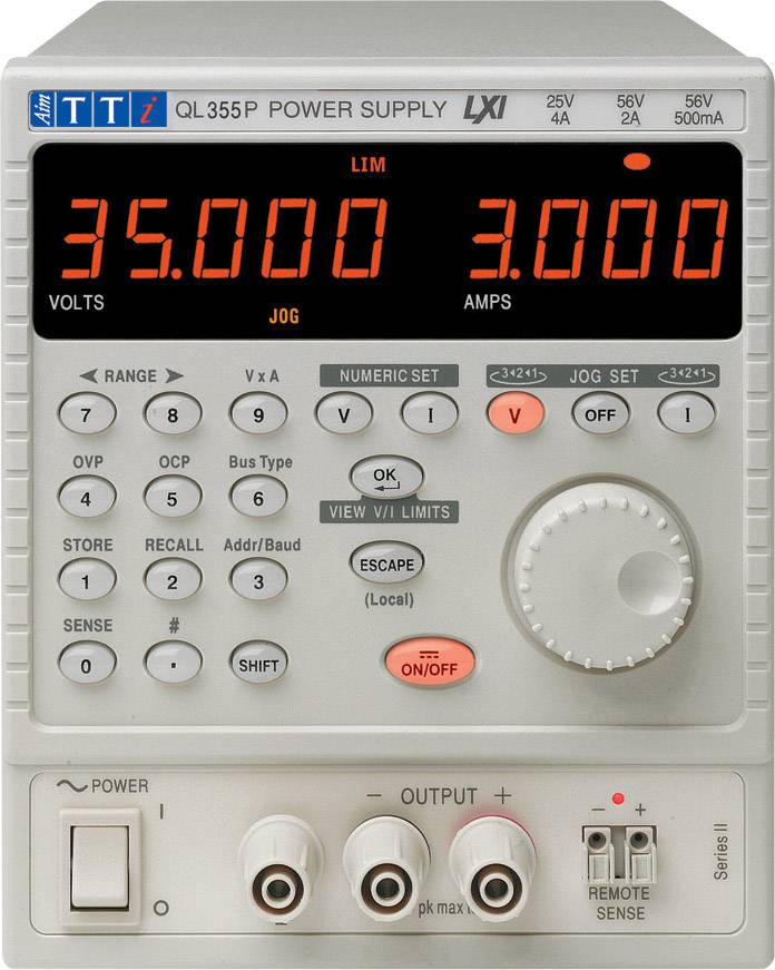 Laboratoriematning med digitalt display visar 35 000 volt och 3 000 ampere. Flera manöverdon och anslutningar därunder.