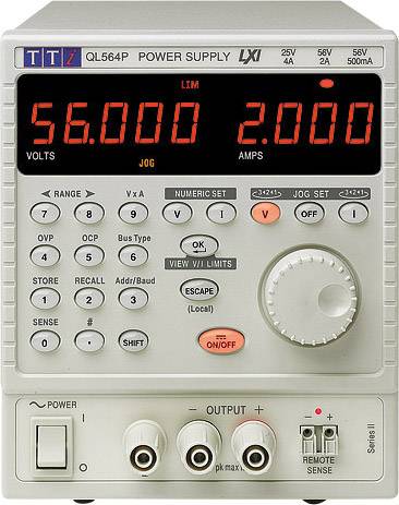 Ett elektroniskt laboratoriematningsaggregat med flera knappar och displayer. Visar '56,000 V' och '2,000 A'. Innehåller anslutningar för spänning och ström.