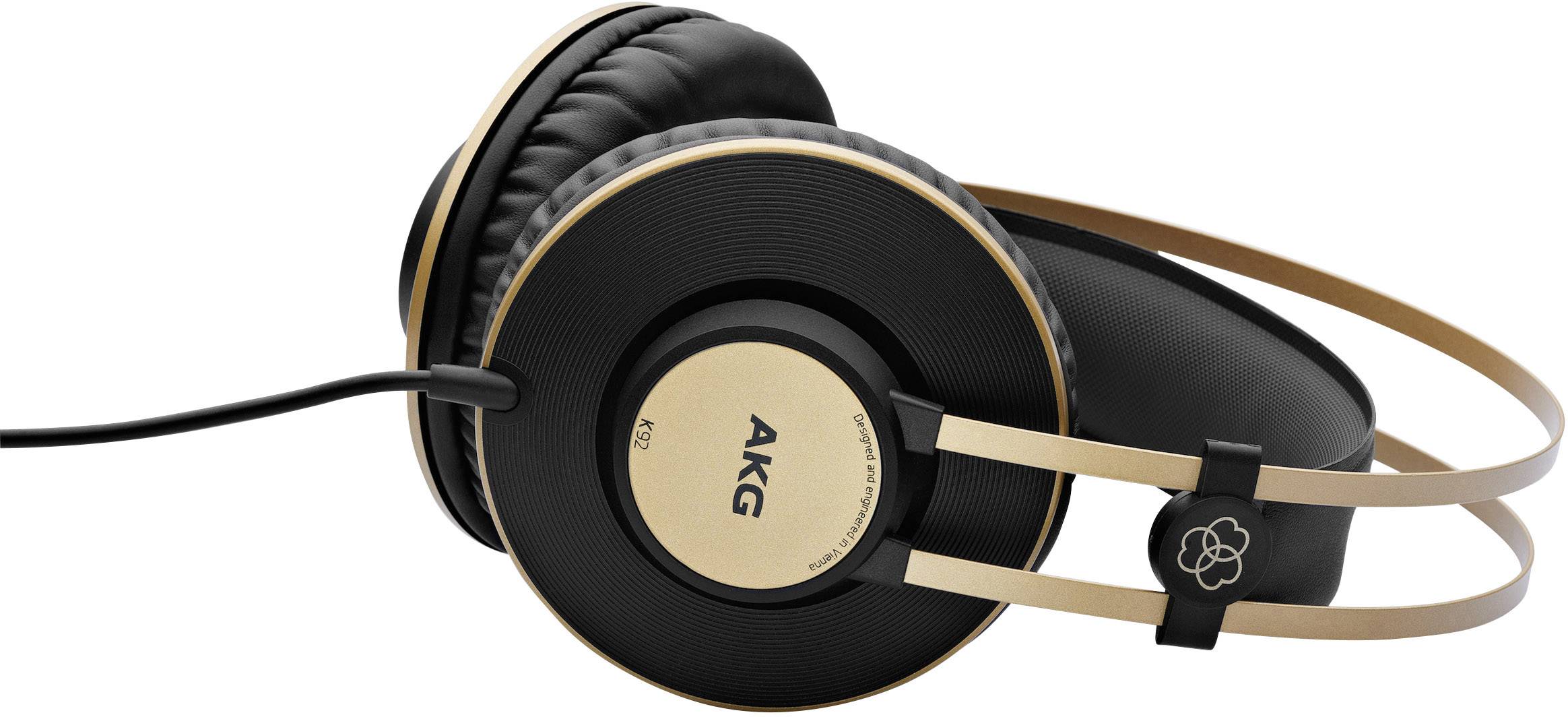 Svarta och guldiga over-ear-hörlurar med en kabel, stildesign, märkta med 'AKG' på öronkåpan, sedd från sidan.