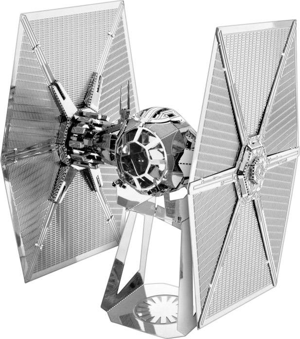 En silvergrå modell av ett futuristiskt rymdskepp med stora, rektangulära vingar och ett klotformat cockpit.