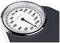 En analog personvåg med en skala som visar vikten i kilogram från 0 till 140.