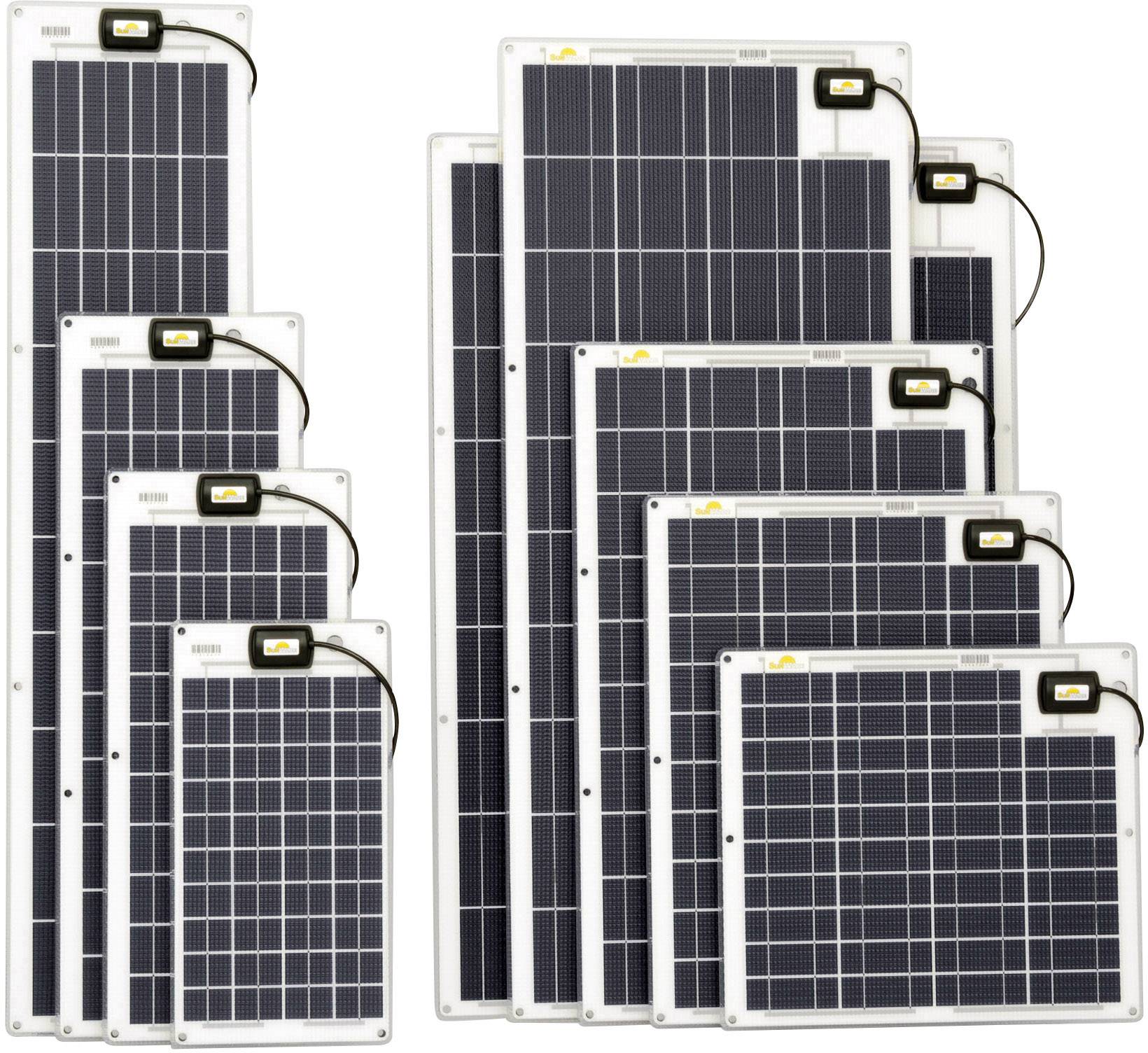 Olika solarpanelstorlekar är placerade bredvid varandra. Varje panel har en liten svart kabel vid överkanten.