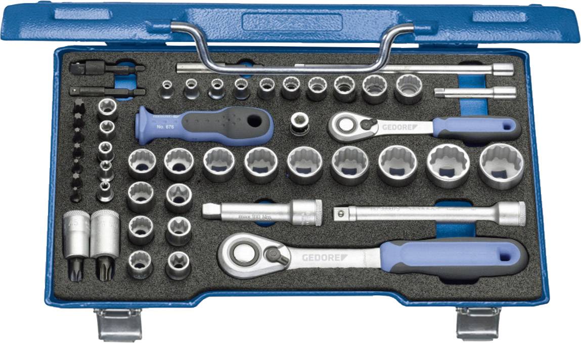Verktygslåda med flera hylsnycklar, spärrnycklar och förlängningar i olika storlekar, alla prydligt arrangerade.