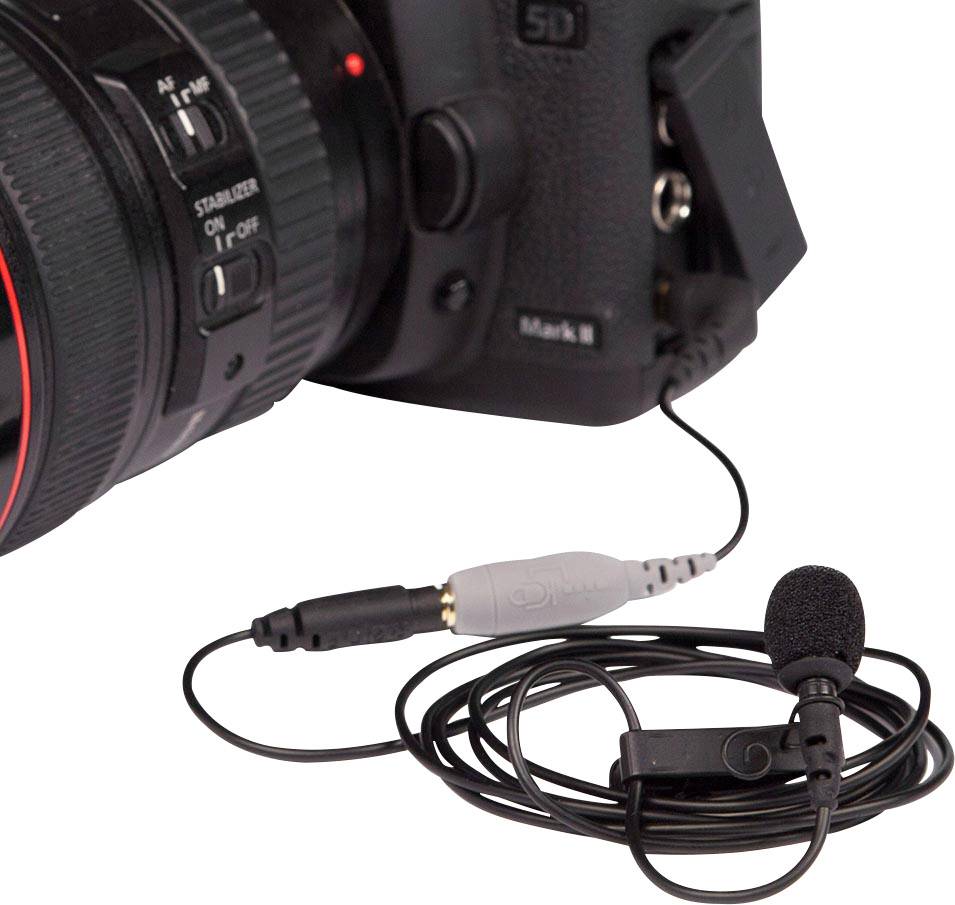 Kamera med ansluten extern mikrofon, lämplig för professionella videoinspelningar.