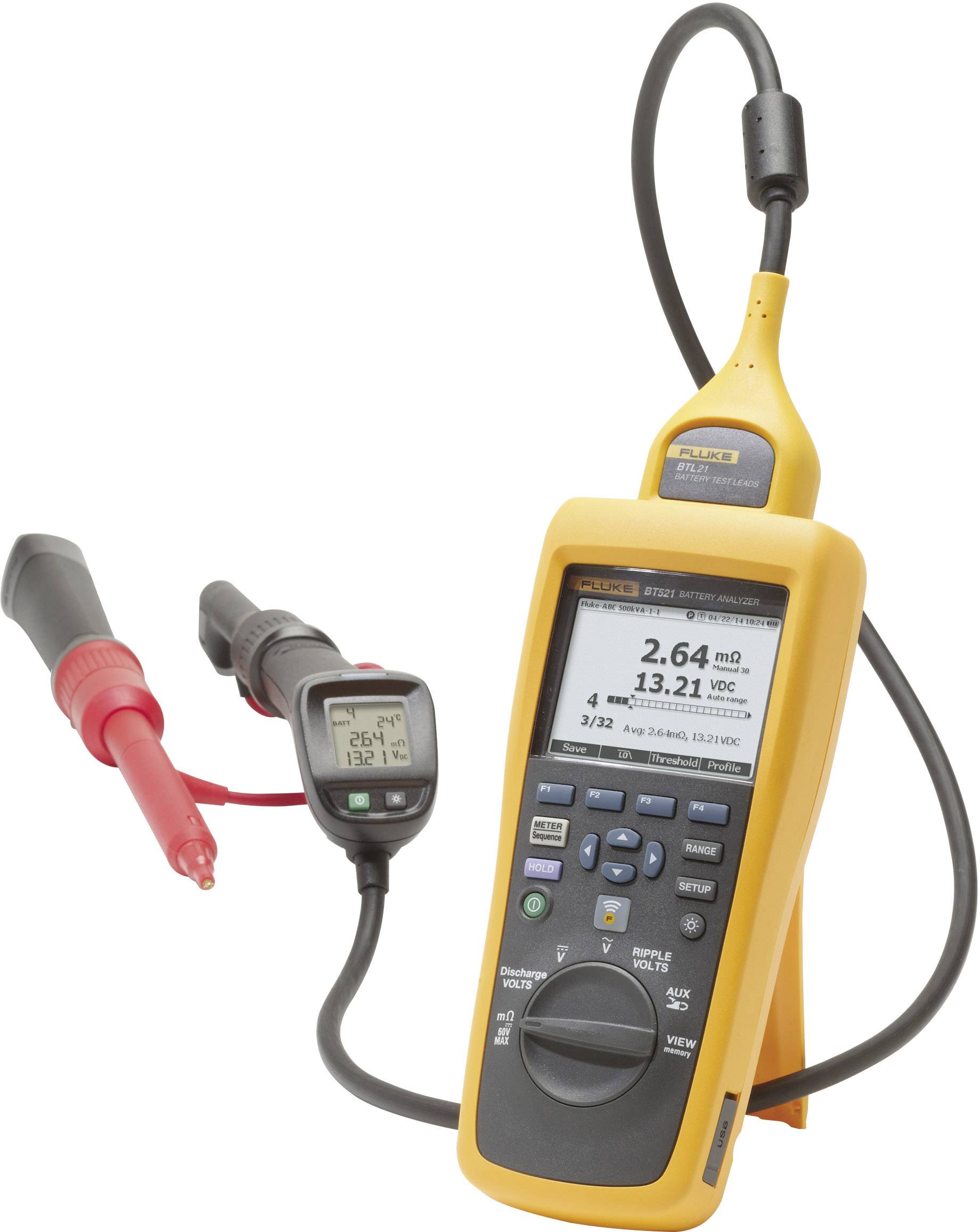 Handhållet multimeter med gult hölje och kablar för mätning av elektrisk spänning och resistans. Displayen visar mätvärden.