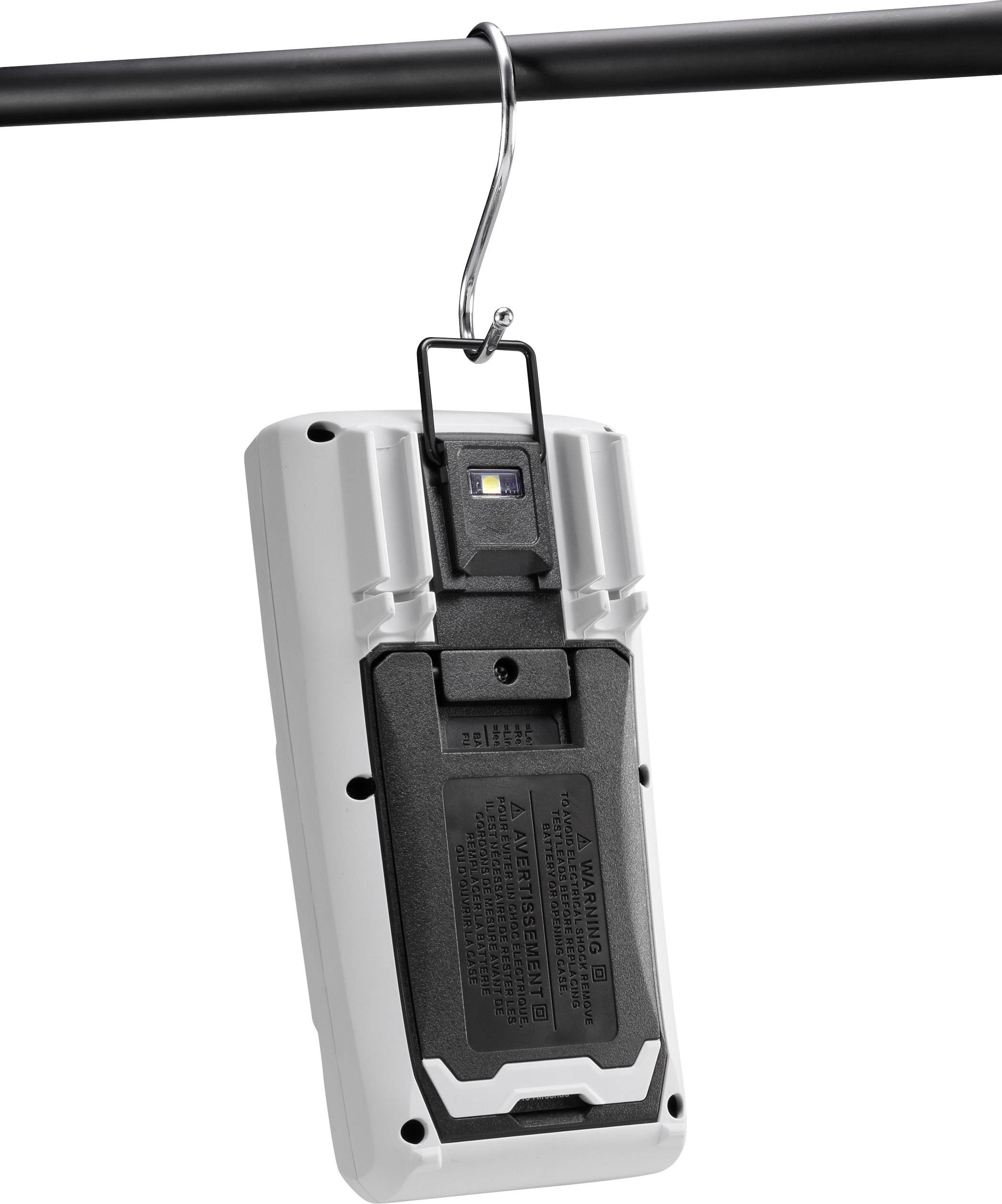 En bärbar LED-lampa hänger på en krok. Baksidan visar batterifack och ventilation. Lämplig att hänga upp vid arbeten.