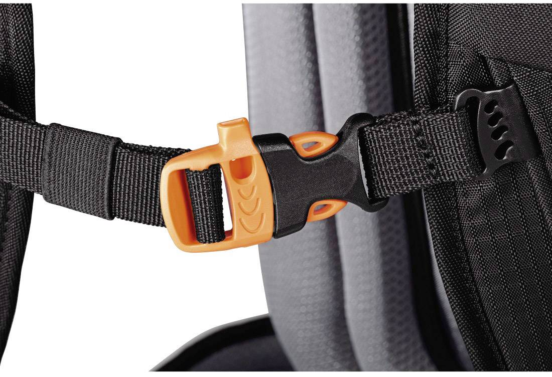 En närbild av ett svart bälte med ett orange klickspänne som är fäst vid en grå ryggsäck.