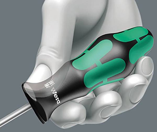 En hand håller i en skruvmejsel med ett ergonomiskt, svart-grönt handtag där det står 'Wera'.