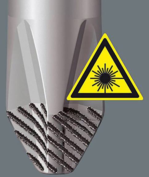 Närbild av ett metallverktyg med lasergraverade mönster, bredvid en varningsskylt med en lasersymbol i en triangel.