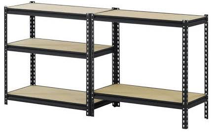 Två sammankopplade metallhyllor med tre hyllplan, varje plan täckt med träskivor. Perfekt för förvaring eller organisering i garage eller förråd.