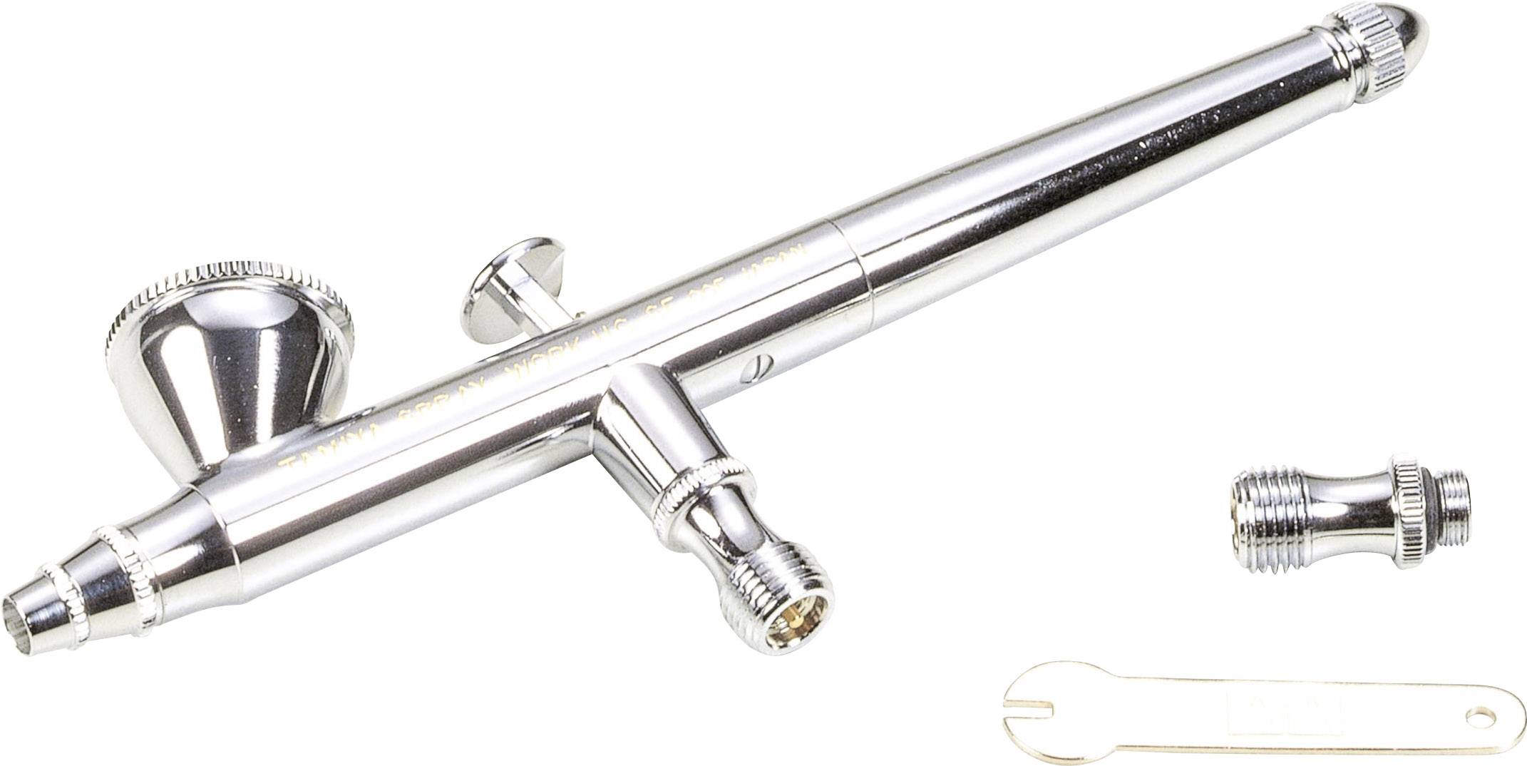 En silverfärgad airbrushpistol med två avtagbara munstycken och en liten skruvnyckel.