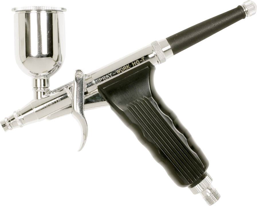 En silverfärgad airbrushpistol med svart handtag. Den har en avtryckare och en liten metallbehållare för färg.