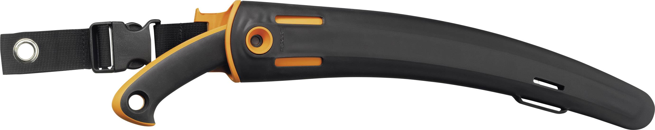 Svart såg med orangea accenter i ett svart plastfodral, försedd med ett svart fästande bärband och spänne.