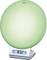 Rund, grön bordslampa med digital klocka på ett silverfärgat stativ. Den visade tiden är 8:32.
