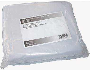 En hög med plastpåsar för dokumentförstörare, förpackade i genomskinlig film med etikett, liggande på en vit yta.