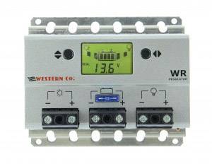 Elektronisk spänningsregulator med skärm, visar 13,6V. Märkt med 'Western Co'. Två knappar och LED-indikatorer är synliga.