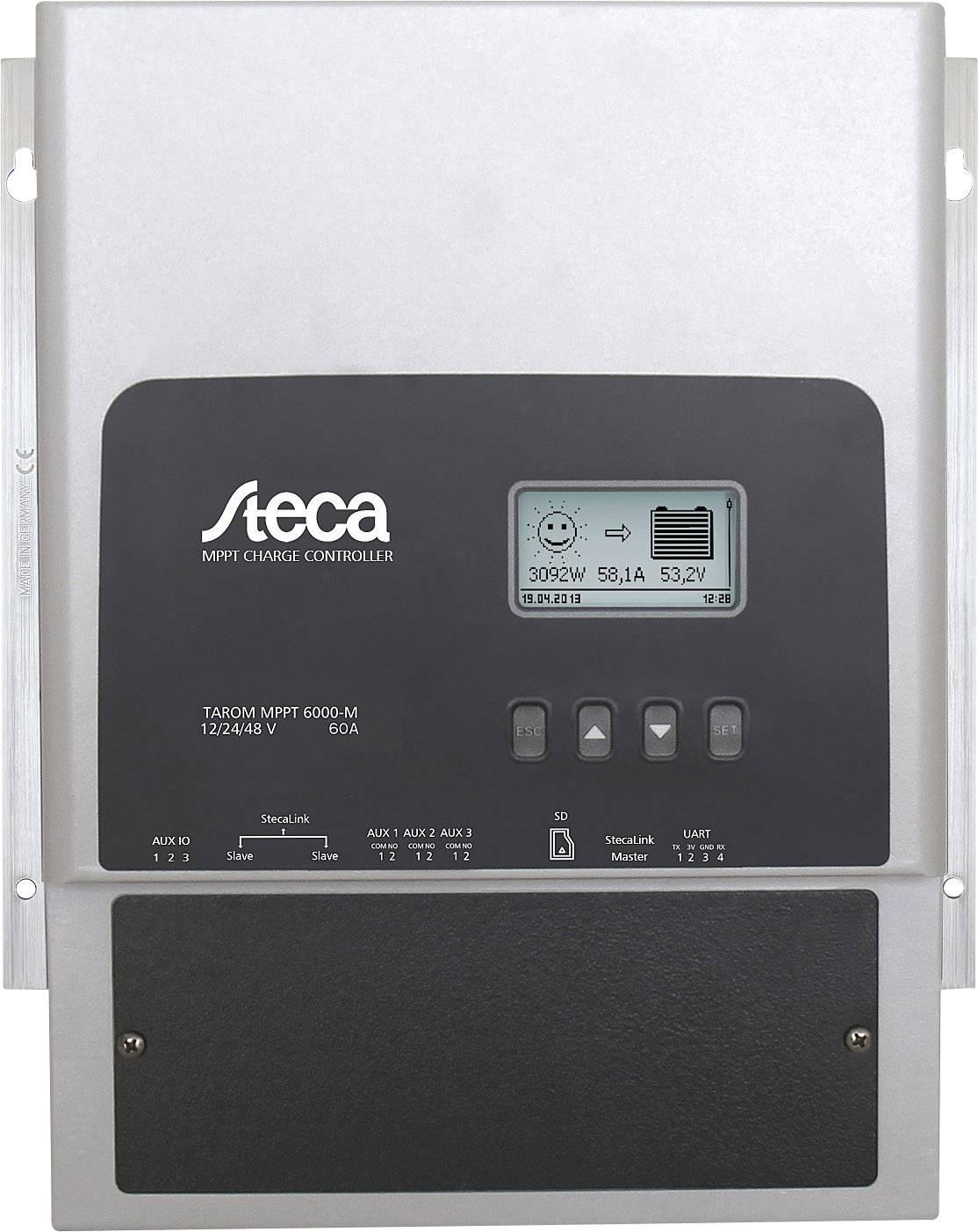 En solarladdningsregulator med display visar effekt på 3092W, strömstyrka 58,1A och spänning 53,2V. Modell 'Steca Tarom MPPT 6000-M'.