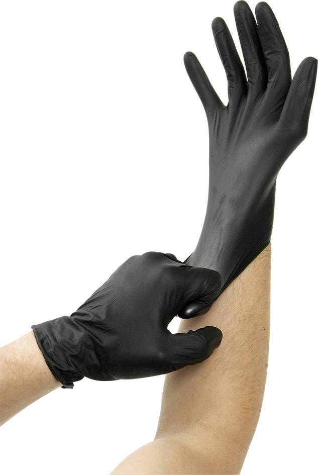 En person drar på sig en svart engångshandske över vänster hand, redo för en aktivitet som kräver hygien eller skydd.