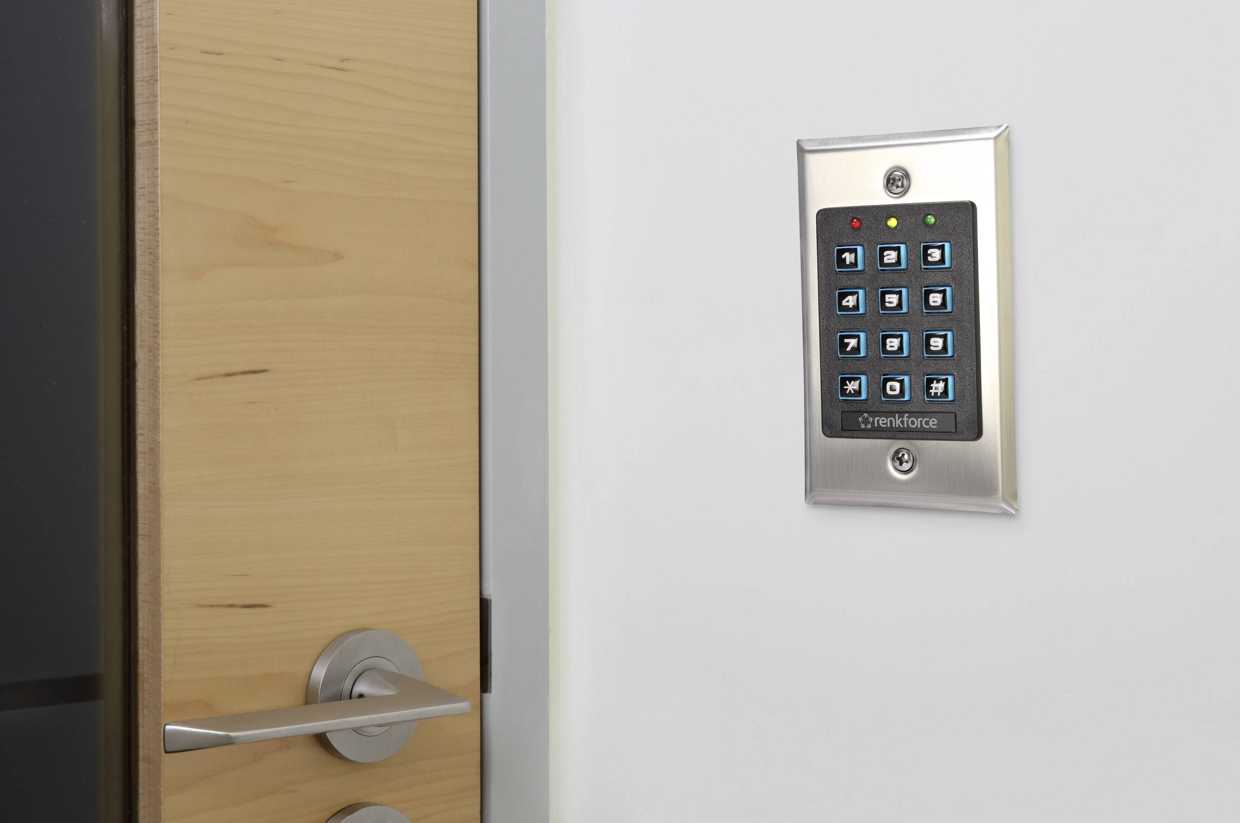 Dörr med elektroniskt sifferbaserat lås på väggen; möjliggör åtkomstkontroll genom att mata in PIN-kod på knappsatsen.