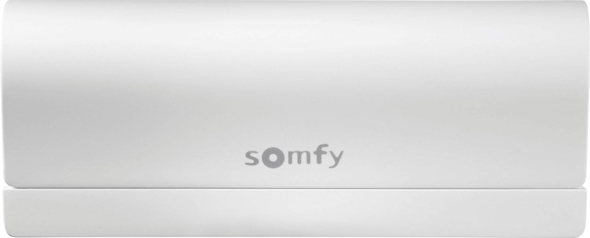En rektangulär, vit enhet med logotypen 'somfy' i mitten. Enheten skulle kunna vara ett Smart Home-tillbehör.