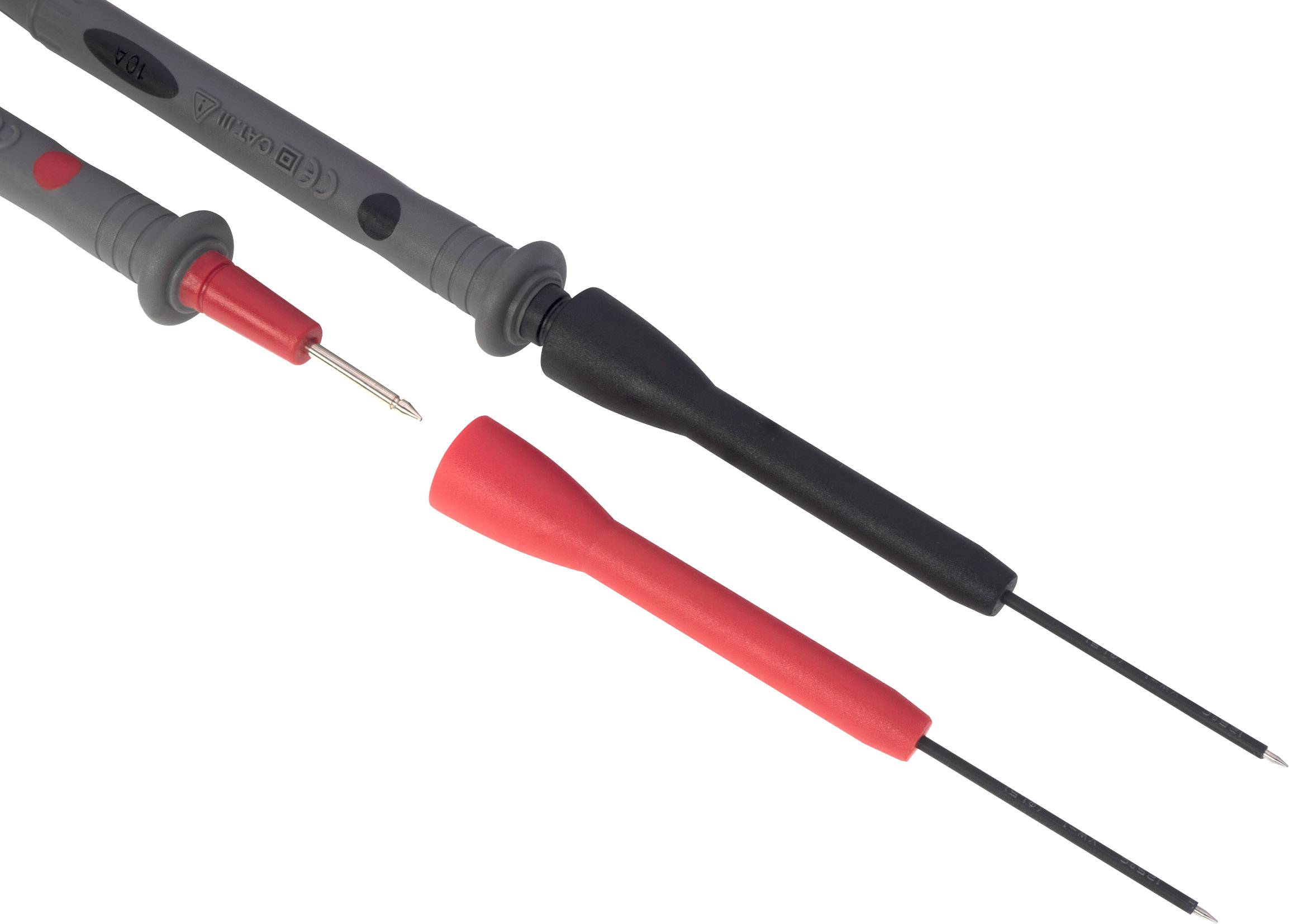 Två mätspetsar, en röd och en svart, med avtagbara skyddskåpor, avsedda att användas med ett multimeter för mätning av elektriska parametrar.