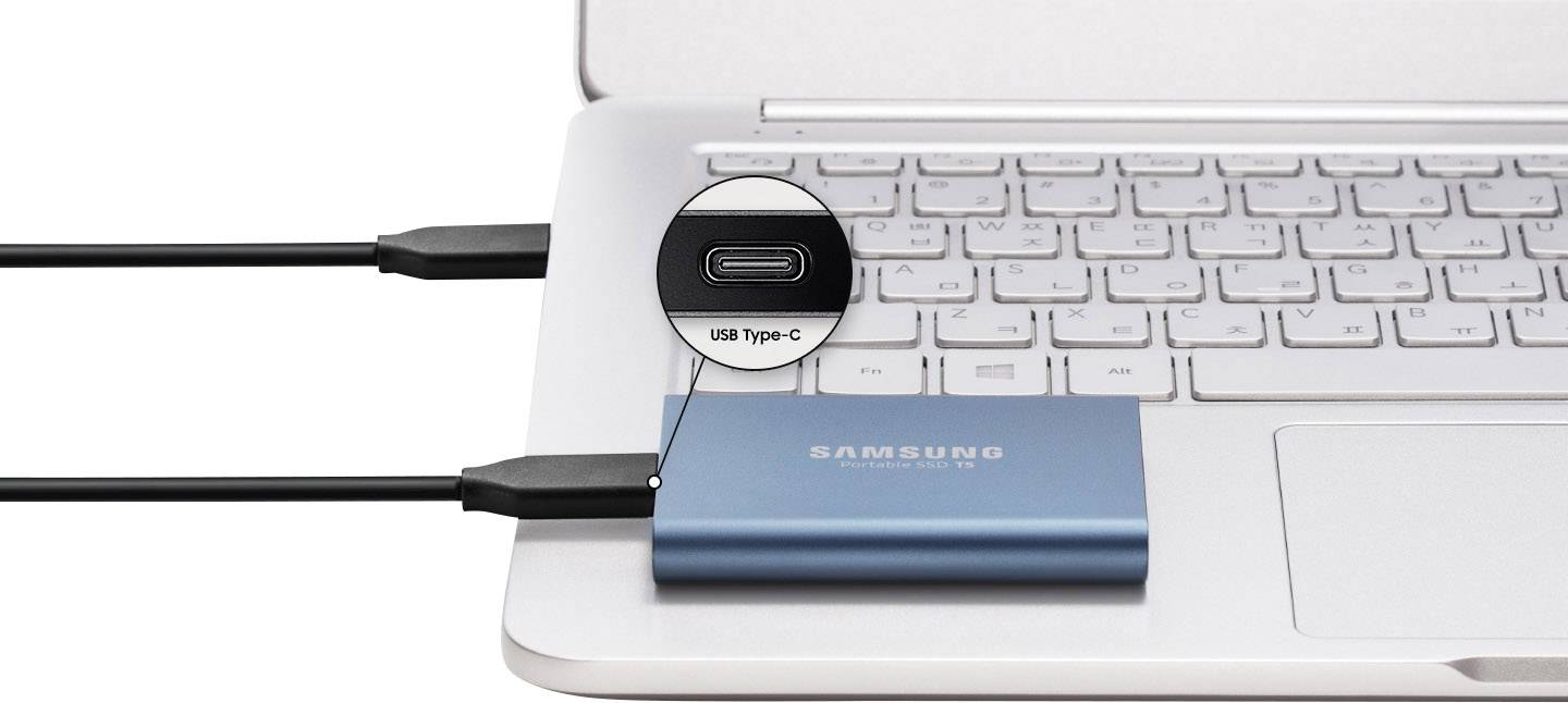 En extern datalagringsenhет från Samsung är ansluten till en bärbar dator via en USB-C-kabel. En cirkelformad utsnitt visar USB Type-C-porten.