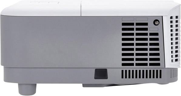 En grå och vit projektor visad från sidan. Ventilationsöppningar är synliga. Enheten är kompakt och designad på ett modernt sätt.