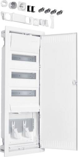 Elskåp med öppen dörr visar interiören, med olika strömbrytare och kontaktdon arrangerade ovanför.