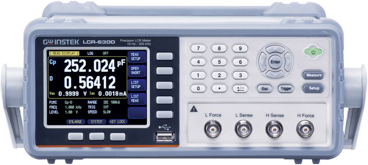 Precisions-LCR-mätinstrument med digitalt display som visar kapacitans, induktans och resistans. Utrustad med kontrollknappar och mätanslutningar.