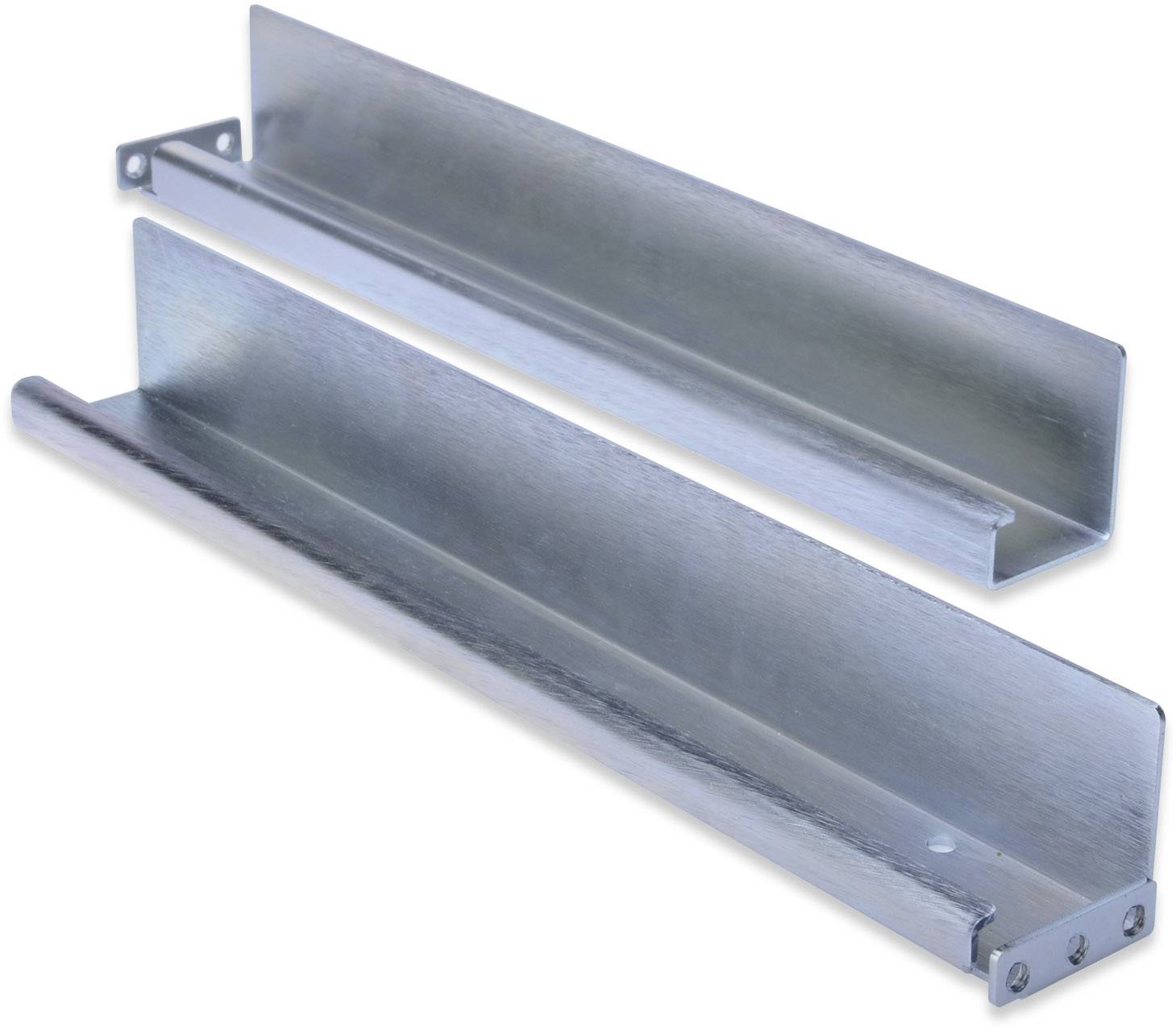 Två silvermetallskenor, parallellt placerade intill varandra, på vit bakgrund. De används för stöd eller fästning.