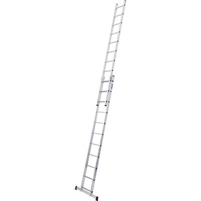 En lång, utdragbar aluminiumstege lutar. Vita steg med röda fötter.